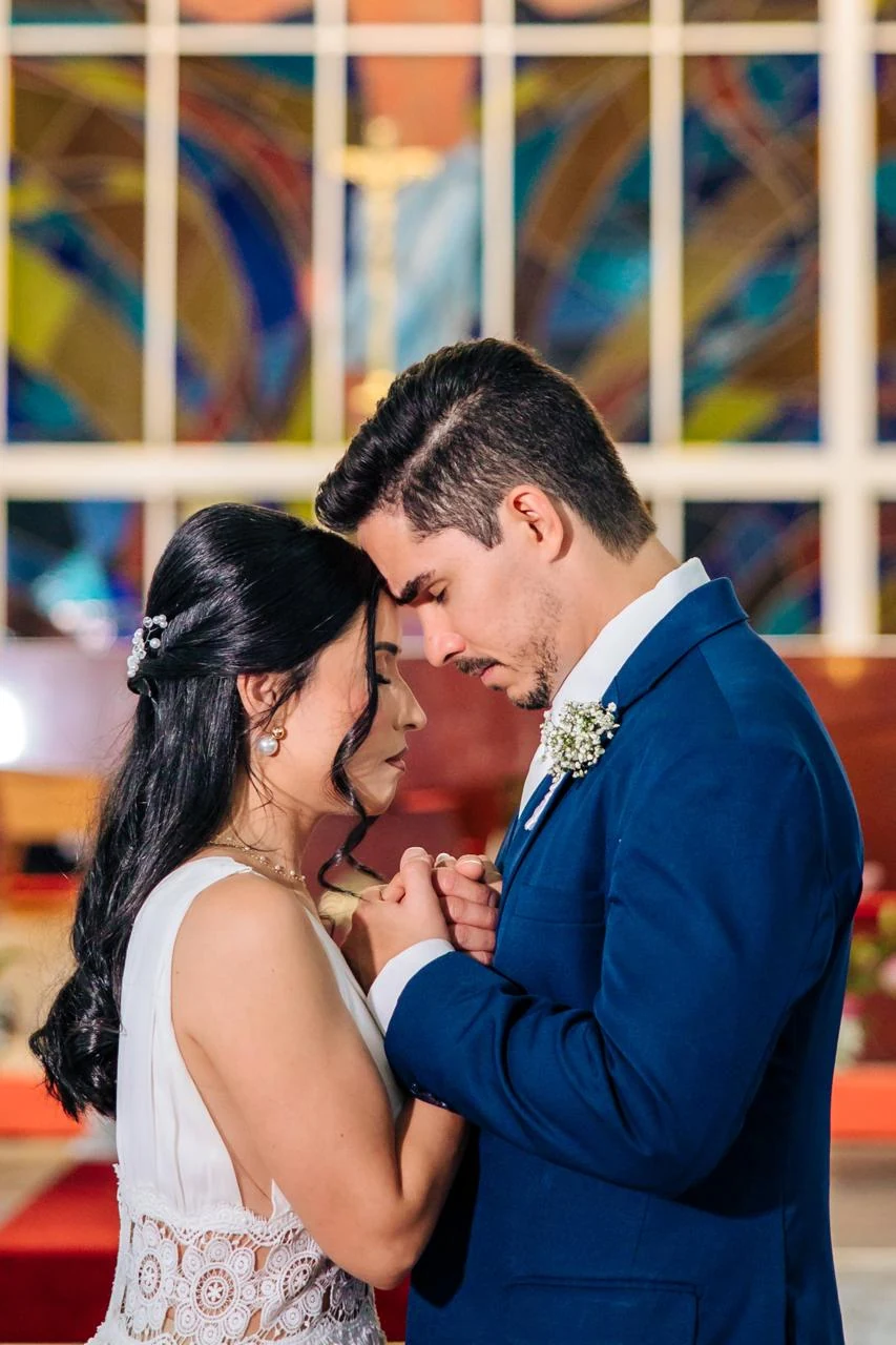 Casal em foto de casamento representando vínculo e relacionamento