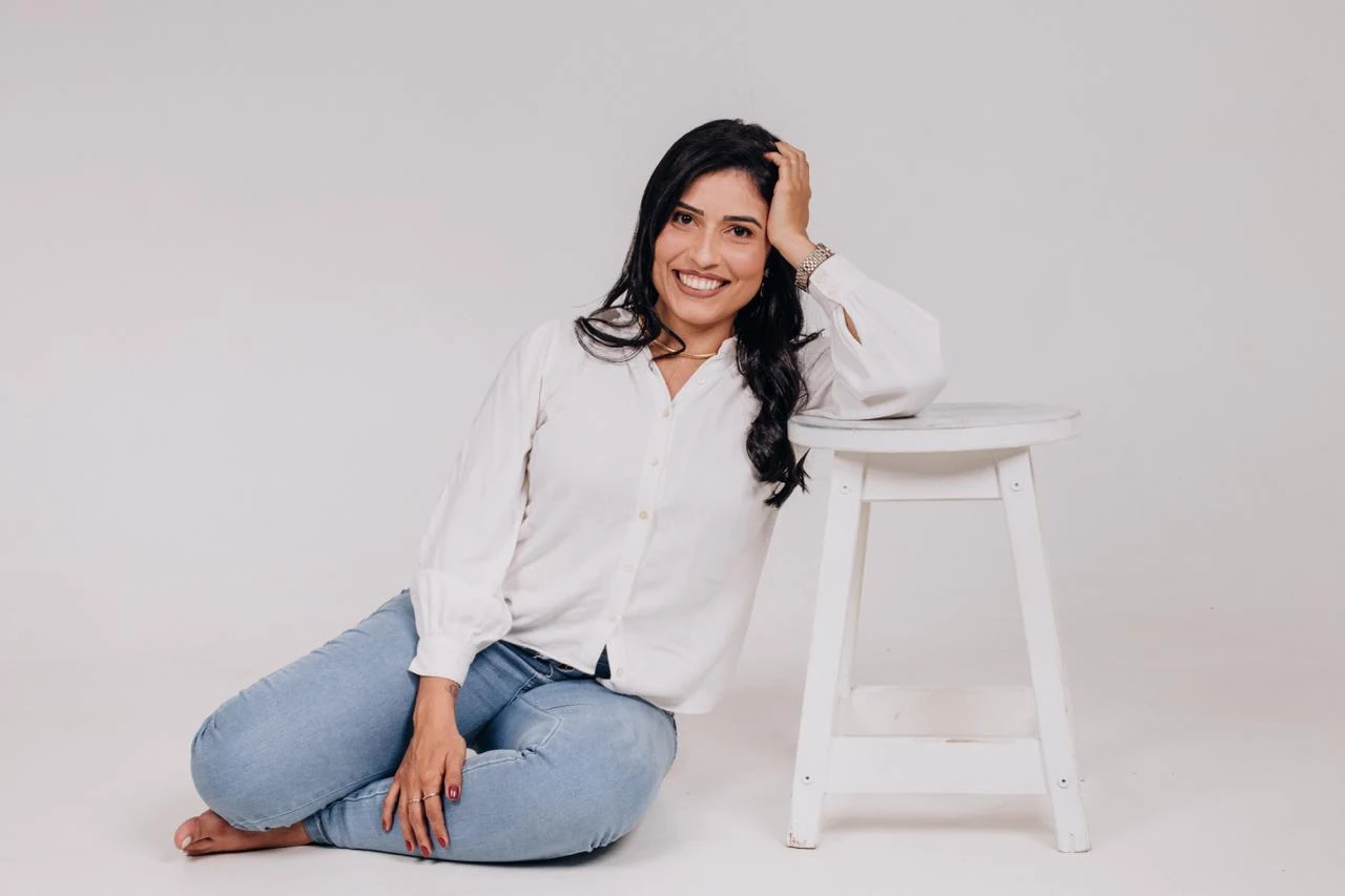 Heurea Miranda em ensaio fotográfico com camisa branca