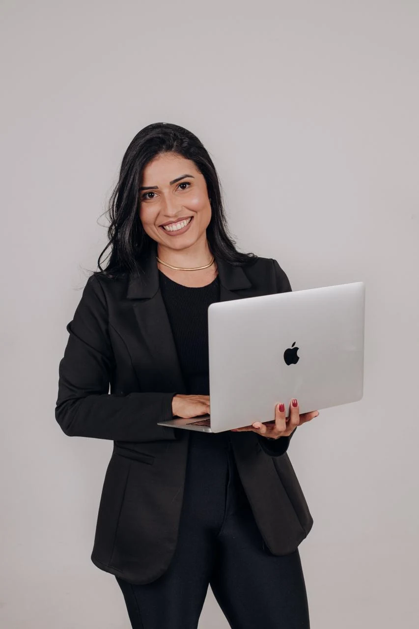Heurea Miranda em foto profissional com notebook